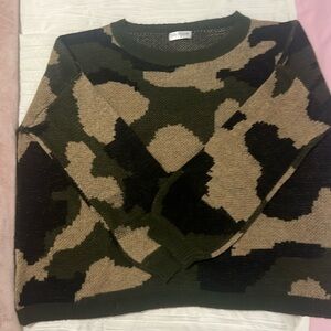 Vestique camo sweater M